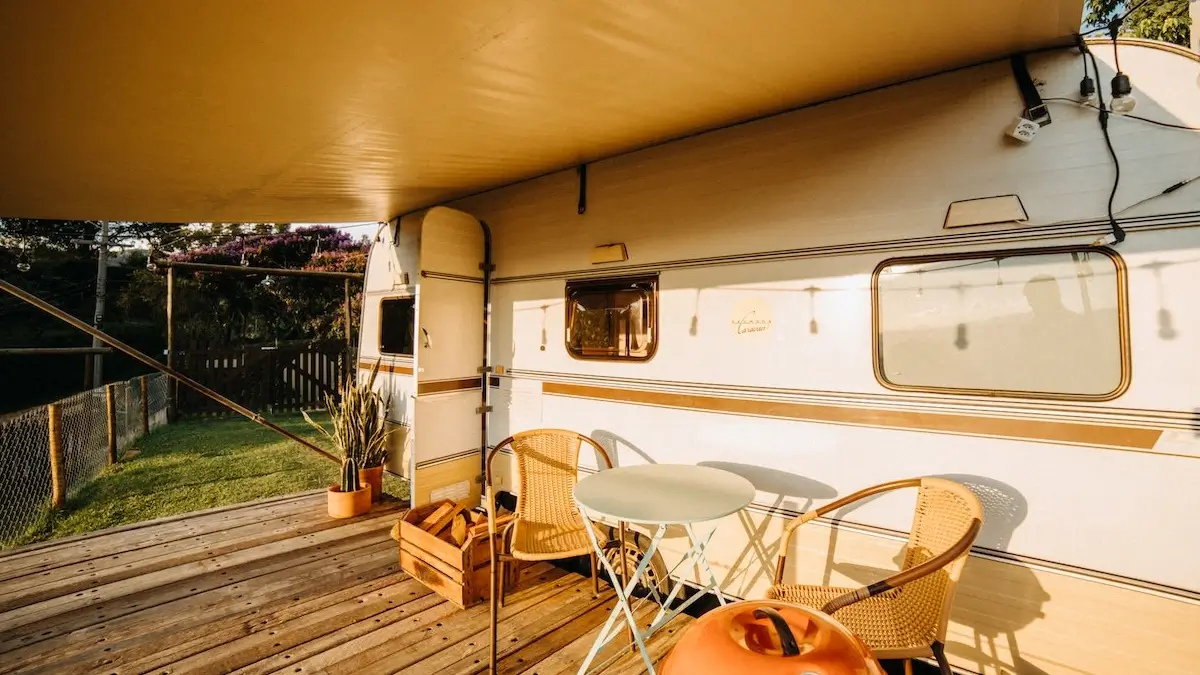 Chauffage confortable et économique dans un camping-car : Avantages des films chauffants infrarouges et connexion avec l'énergie photovoltaïque